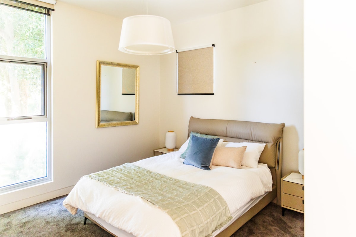 Táto priestranná spálňa je plná slnečného svetla a má zrkadlo, ktoré je ako stvorené na kontrolu vášho skvelého outfitu.