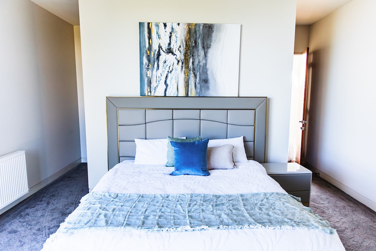 Svetlá a príjemná izba s plyšovými vankúšmi, mäkkými luxusnými uterákmi a posteľnou bielizňou hotelovej kvality pre maximálny komfort.