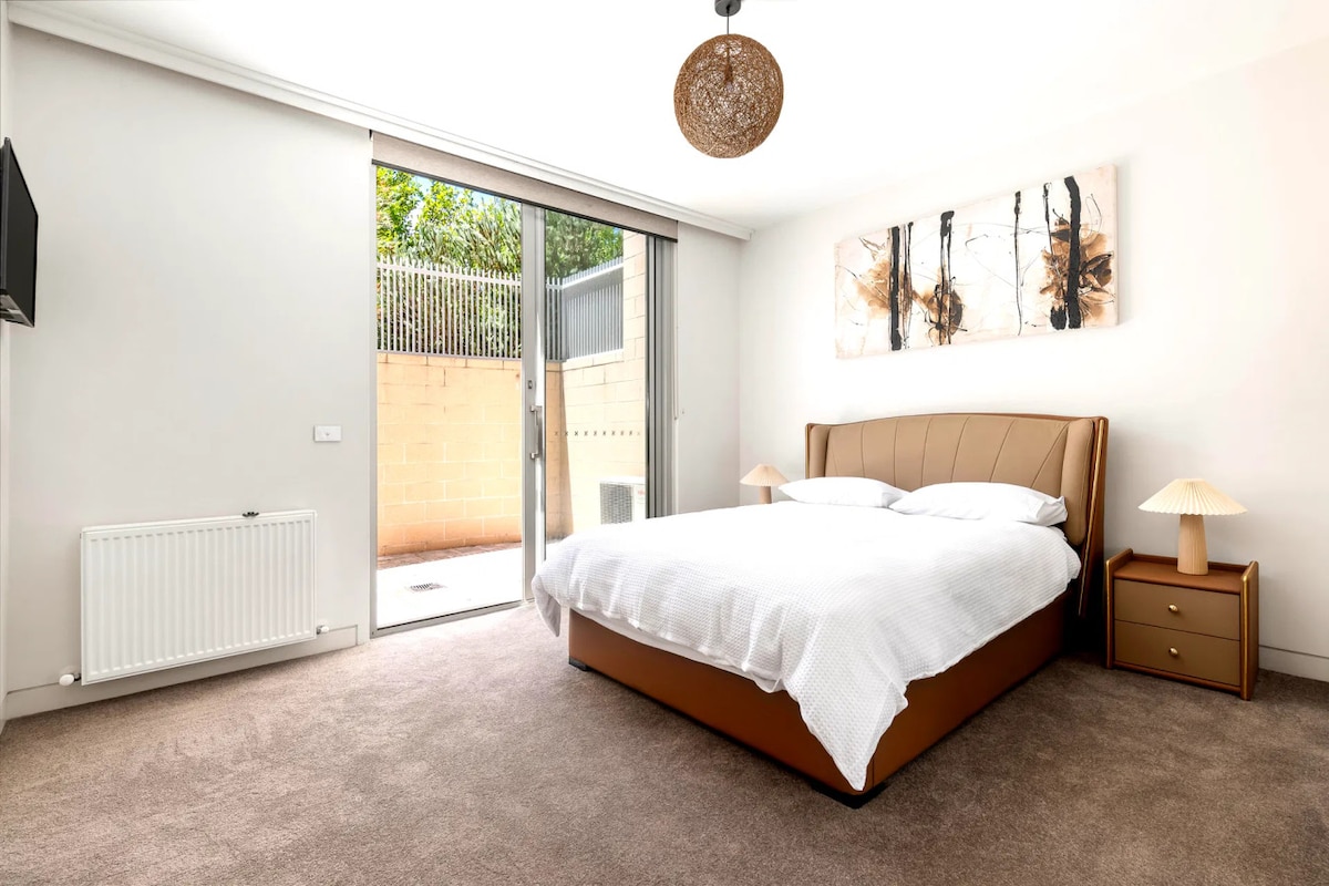 Príjemné noci s manželskou posteľou, televízorom a upokojujúcim teplom.