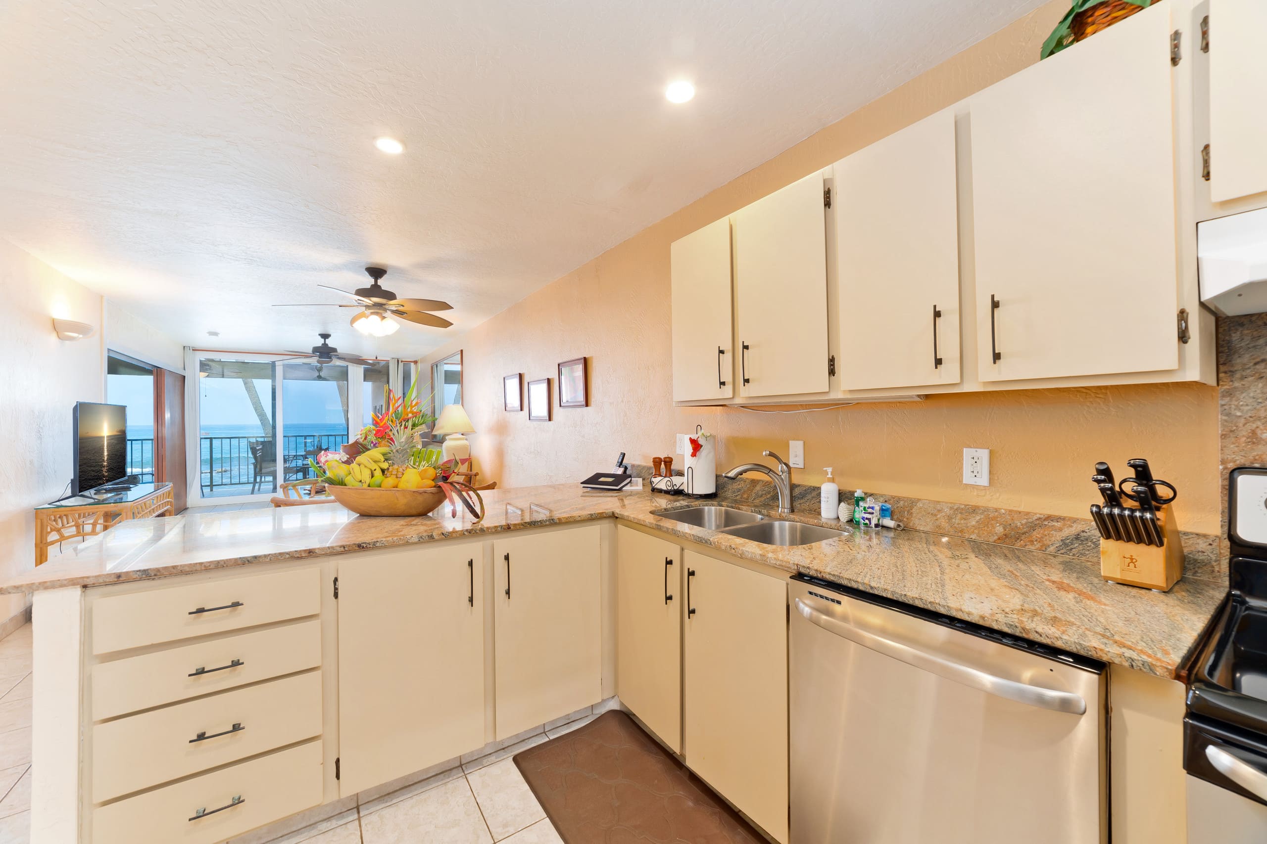 Condo in Kailua-Kona · ★5.0 · 2 bedrooms · 3 beds · 2 baths - Image 15