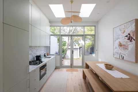 Exquisite Modern 3 Bed Home in Newtown w Parking