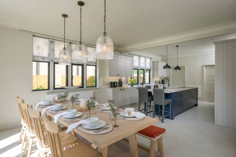 Luxurious House, Lodge & Garden, Private Parking