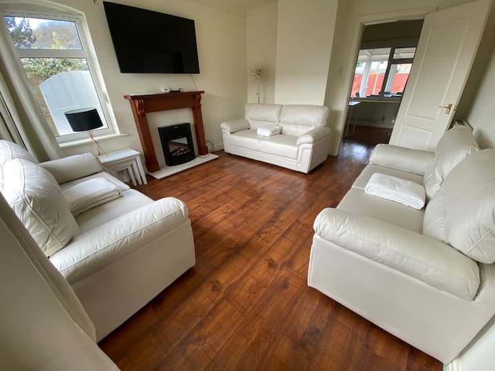 3 Bed House - Sleeps 6 - Garden - Parking - Wifi - Conwy