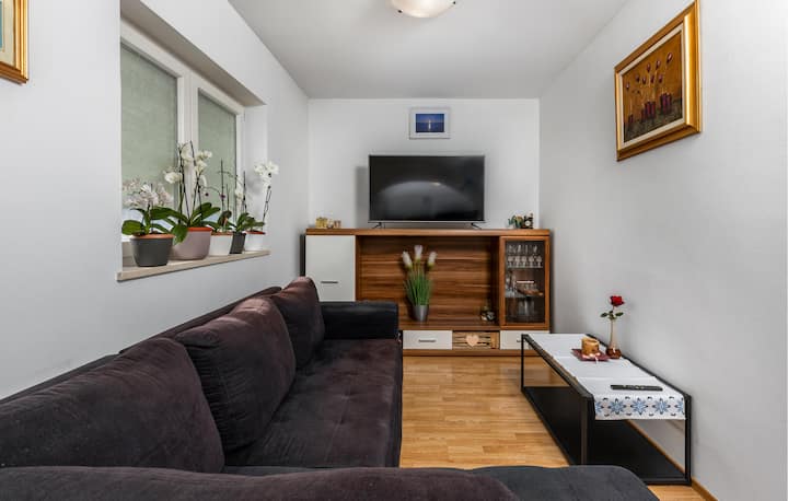 2 Bedroom Awesome Apartment In Novi Vinodolski - Klenovica