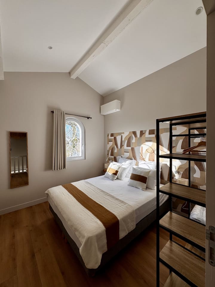 2号卧室配备1.6米宽双人床