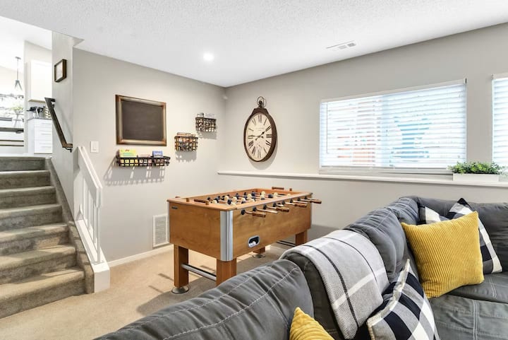 En la pared, encontrarás una pizarra, libros y revistas para tiempos pasados adicionales.