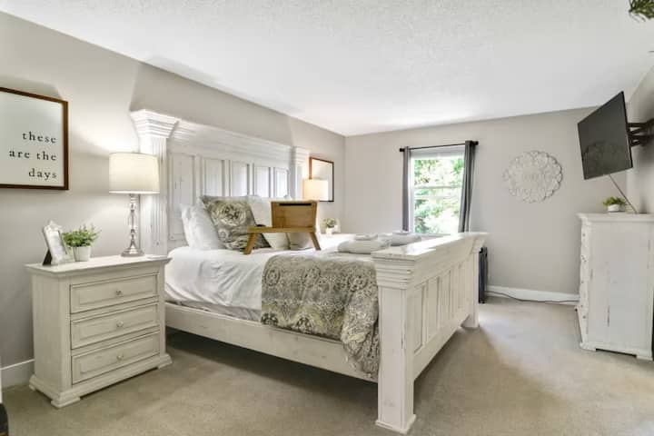 El dormitorio principal tamaño king tiene baño privado, así como una guardería que se puede cerrar.