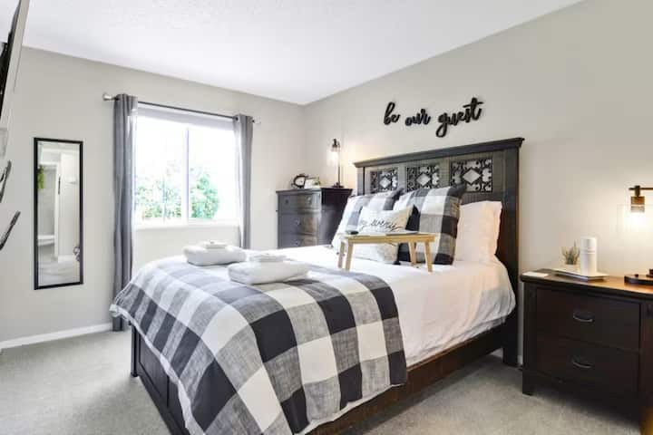 Dormitorio queen en la planta superior con sábanas de cerámica