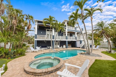 Castle Azul: Luxury canal front w/pool, hot tub, p