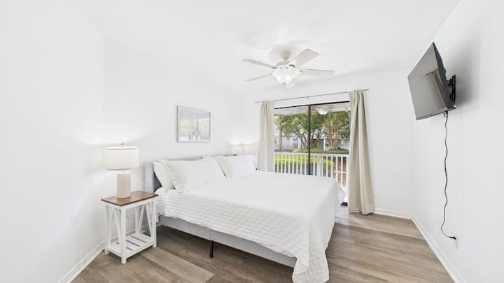 Camera da letto principale con letto king size e bagno privato