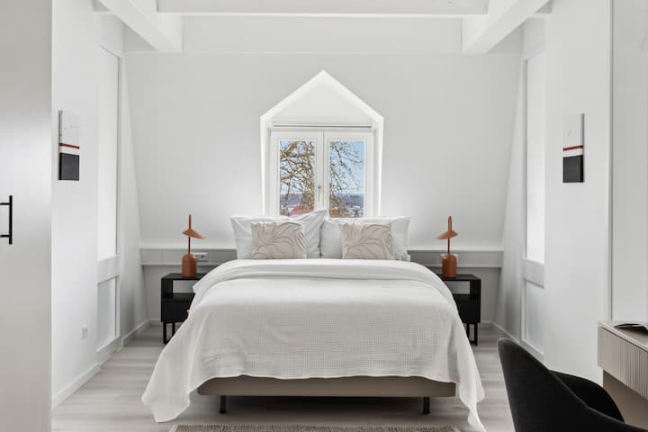 Спална соба 3 – поглед кон југ со поглед кон Алпите и езерото Констанс ️
Светла, пространа соба со двоен кревет од 1,40м, работна маса, гардероба и огледало – со фантастичен поглед на езерото Констанс и Алпите.