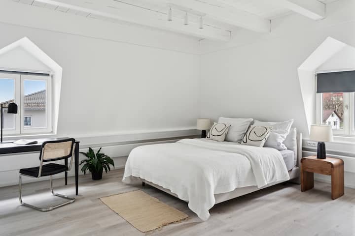 Спална соба 2 – поглед кон југоисток со поглед кон Алпите и езерото Констанс ️
Пространа соба со двоен кревет од 1,60м, работна маса, гардеробер и огледало – преплавена со светлина наутро, со фантастичен поглед на југ.