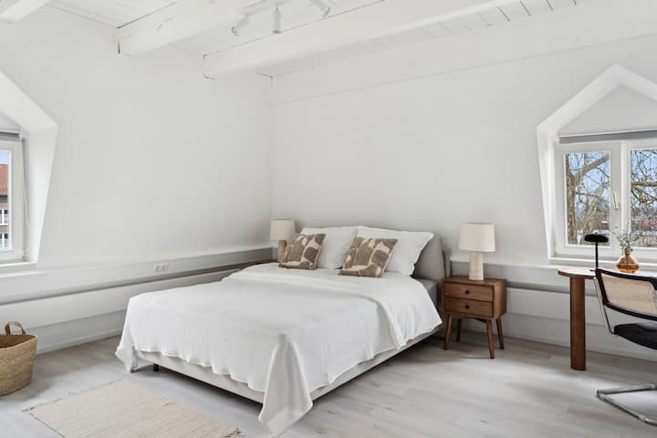 Спална соба 4 – поглед кон југозапад со поглед кон Алпите, езерото Констанс и замокот ️
Пространа соба со двоен кревет од 1,60 м, работна маса, гардеробер и огледало – со уникатен поглед на Алпите, езерото Констанс и замокот Тетнанг.