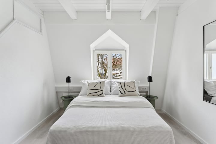 Спална соба 1 – источна страна со поглед кон градината 
Светла соба со двоен кревет од 1,40м, гардероба, огледало и мала работна маса – идеална за релаксирачки ноќен сон и практична удобност.