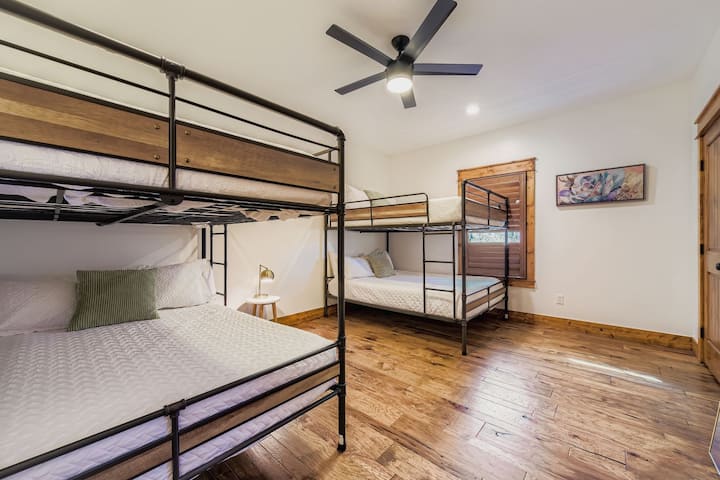 Dormitorio principal con literas.