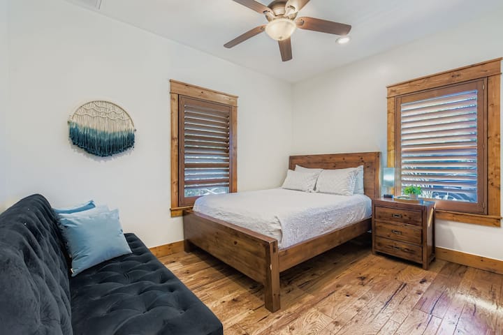 Dormitorio de invitados con ropa de cama acogedora.