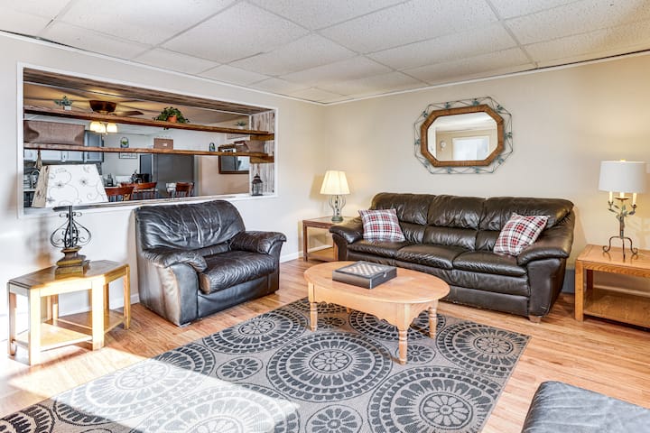 Downtown Beulah Pet-friendly Apt Near Lake & Shops - Beulah, MI