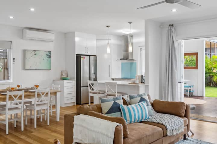 Tooway Beach House Walk To Beach & Pet-friendly - Caloundra