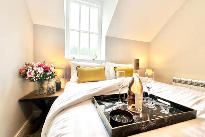 Apartment - Sleeps 2 - Pet Friendly - Parking - Windermere