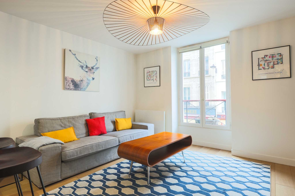 Ett allrum med soffa, sidobord och TV