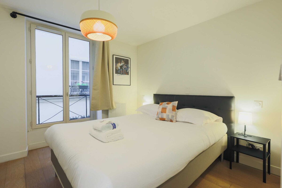 Ett sovrum med en dubbelsäng 