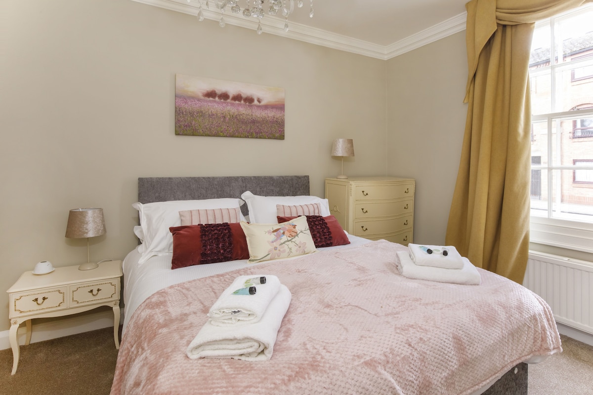 Top Airbnb: Spacious Central Family House + 1 Free Parking in Clifton Without