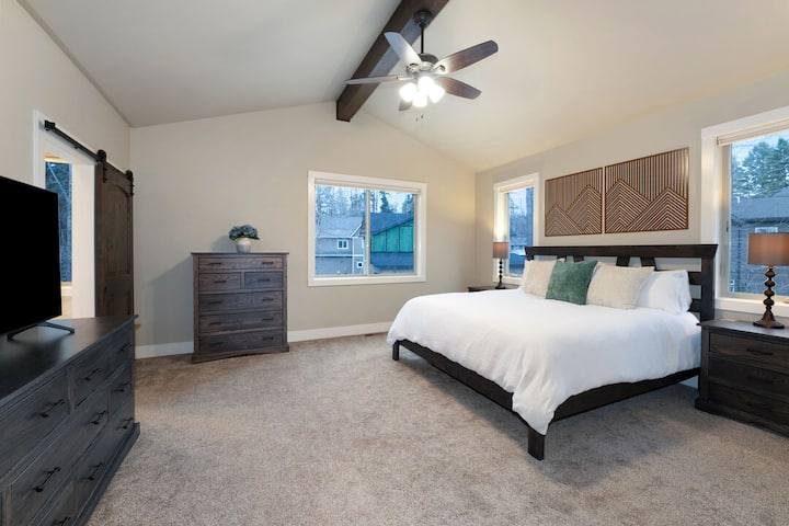 Chumba cha kulala cha Msingi | Kitanda cha ukubwa wa kifalme | Kiwango cha Juu