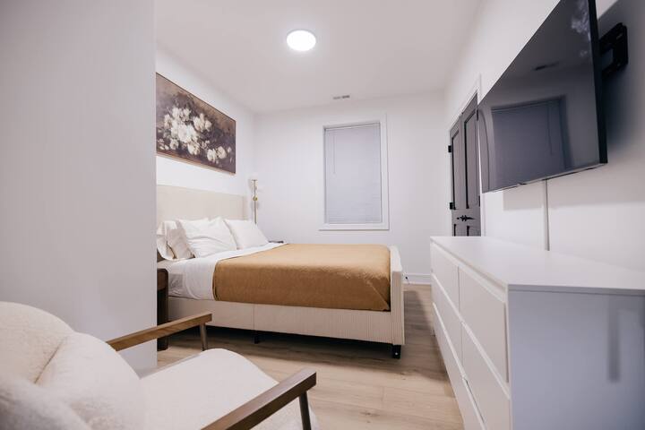 Modern Retreat near University of Chicago Campus gallery image 4