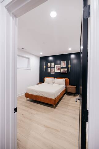 Modern Retreat near University of Chicago Campus gallery image 2