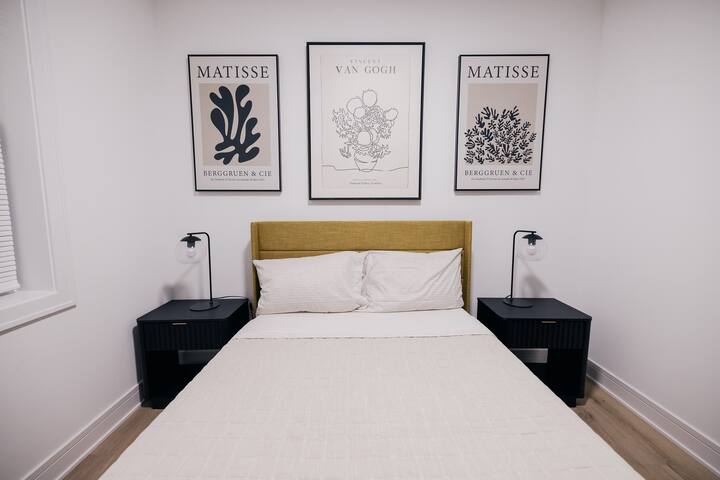 Modern Retreat near University of Chicago Campus gallery image 5