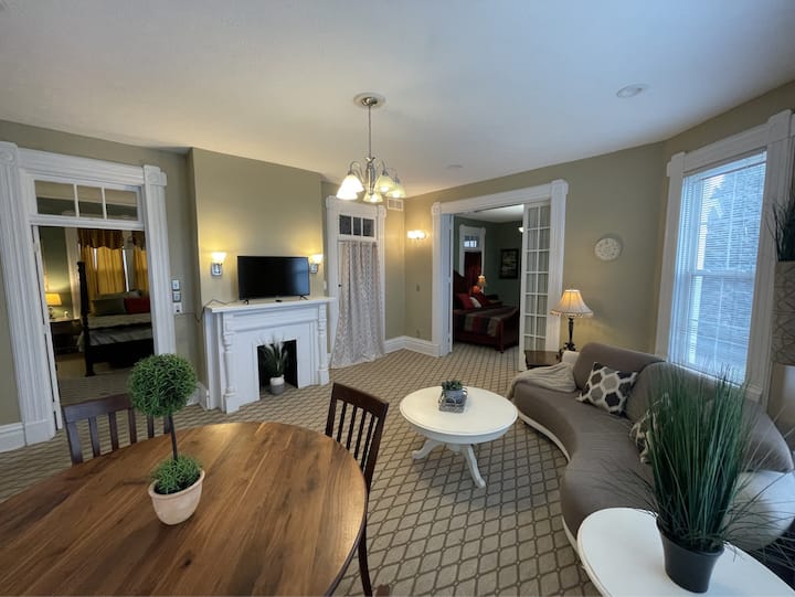 The Settler Suite | 2-bed Apt In Historic Downtown - Marietta, OH