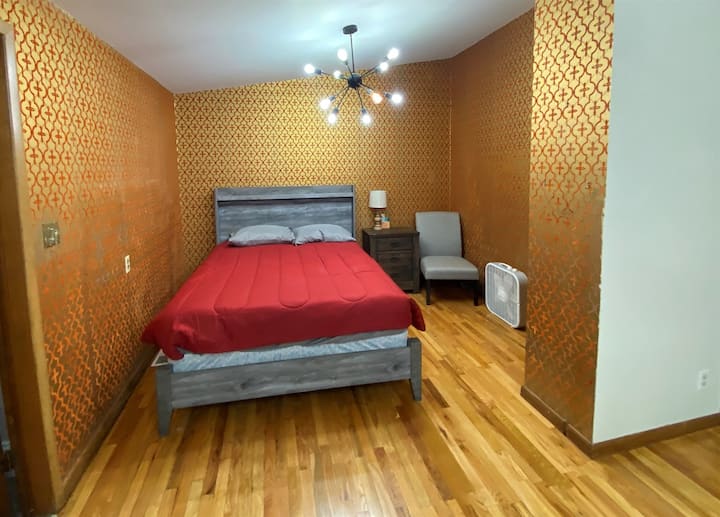 一楼开放式客厅和卧室