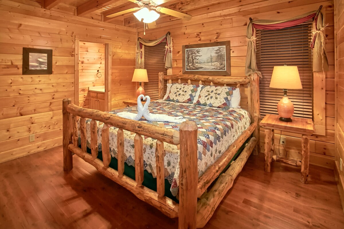 Ontspan na een dag vol Dollywood sensatie, mooie wandelingen en Pigeon Forge-avonturen in een slaapkamer die is ontworpen voor comfort en ontspanning.