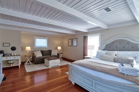 Vintage Terrace: Historic Charm Group-Ready HotTub