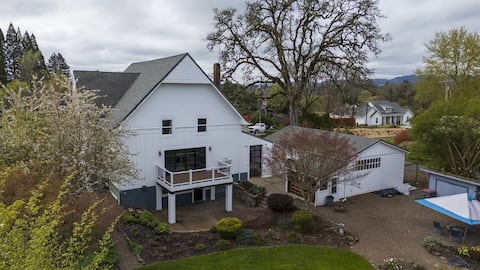 Vintage Terrace: Historic Charm Group-Ready HotTub