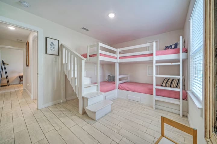 Chumba cha 4 cha kulala kina vitanda viwili vya ghorofa mbili. (Palm House)