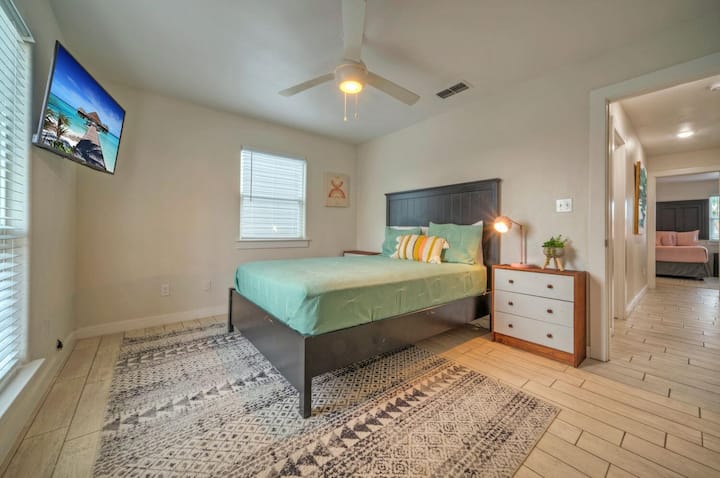 Chumba cha 2 cha kulala kilicho na kitanda aina ya queen. (Nyumba ya Agave)