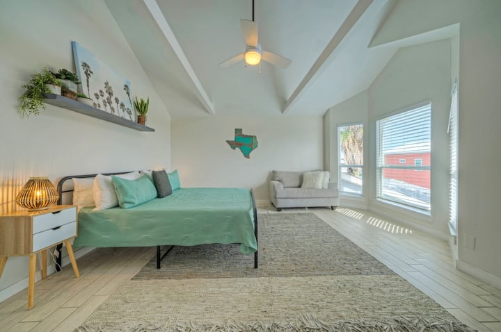 Chumba cha kulala cha msingi kina kitanda aina ya king, televisheni, roshani na bafu la malazi. (Palm House)