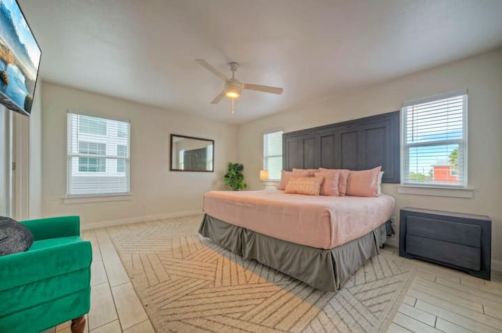 Chumba cha kulala cha msingi kilicho na kitanda aina ya king. (Nyumba ya Agave)