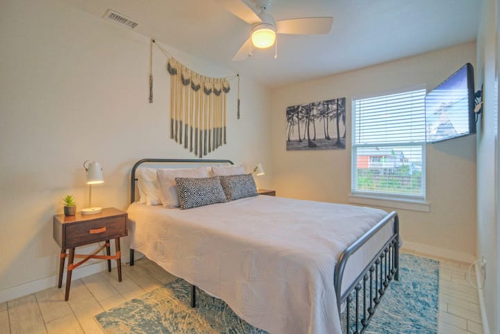 Chumba cha 2 cha kulala kina kitanda aina ya queen, televisheni na bafu la malazi. (Palm House)