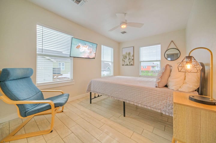 Chumba cha 3 cha kulala kina kitanda na televisheni. (Palm House)