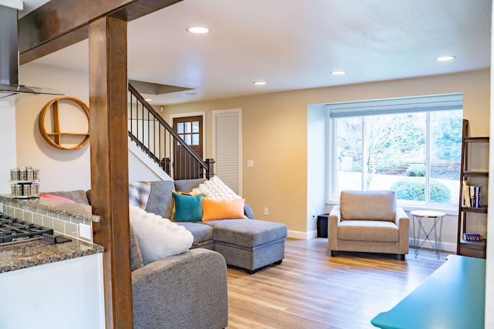 Riverfront - Fire Pit, Hot Tub, Putting Green! - North Bend, WA