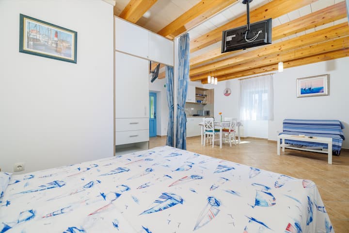 Მისაღები ოთახი საძინებელი