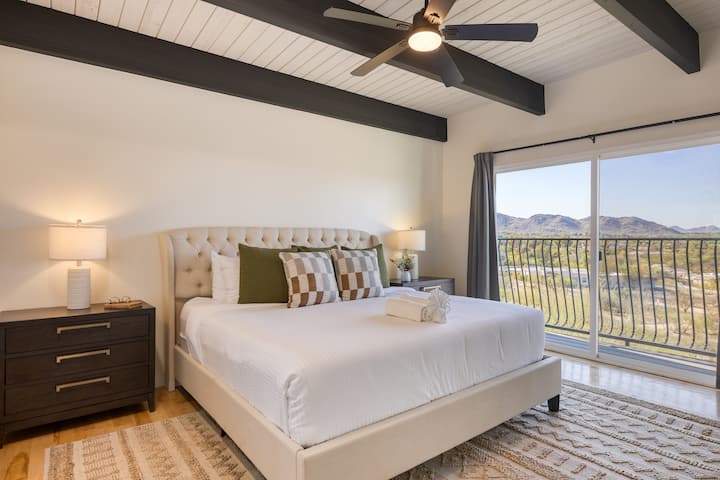 تحتوي غرفة النوم الرئيسية على سرير كينج وتلفزيون وحمام داخلي.