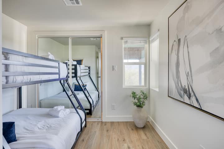 تحتوي غرفة النوم 3 على سرير مزدوج على سرير بطابقين كاملين.