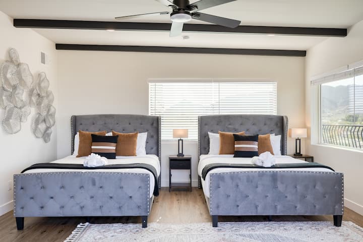 تحتوي غرفة النوم 4 على سريرين كاملين.