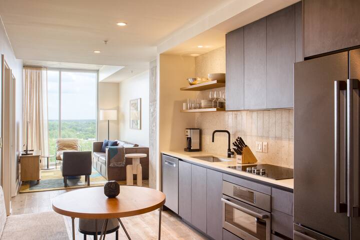 Luxe High Rise Near DT w/ Rooftop Pool, Gym, Views gallery image 5