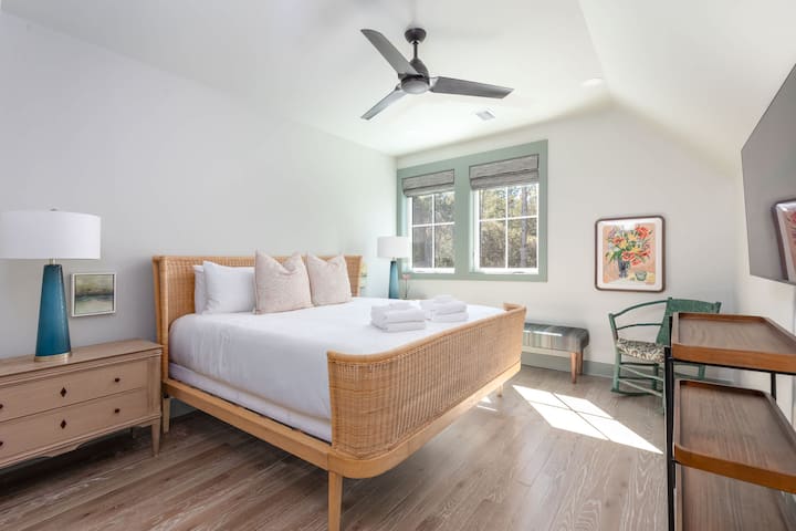 Cuarto dormitorio con baño privado compartido 