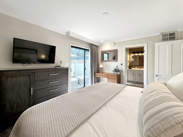 Of je nu tot rust komt met een boek of een film in bed ziet, dit rustige toevluchtsoord heeft alles wat je nodig hebt om je direct thuis te voelen.