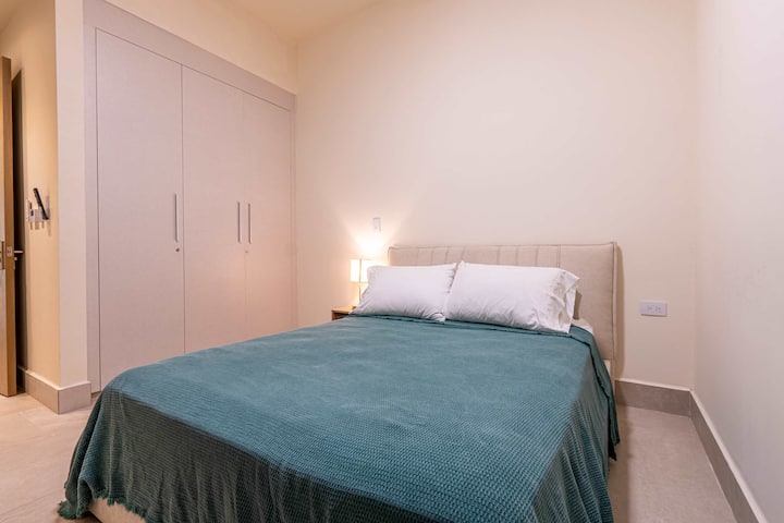 Izba č.3 s manželskou posteľou a inteligentnou televíziou